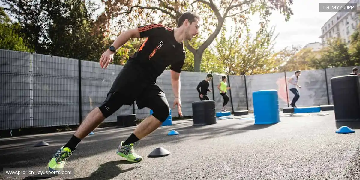 周边好物，粉丝专属！👕🎁 从球衣到纪念章，把热爱穿在身上！